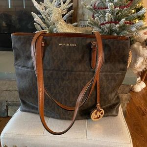 Beautiful Michael Kors shoulder bag!